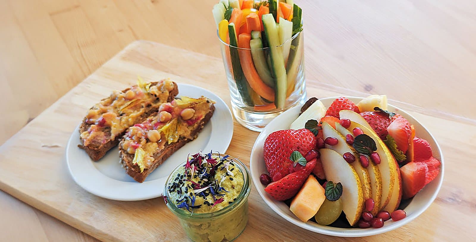 Kaffeepause mit Obst und Snacks